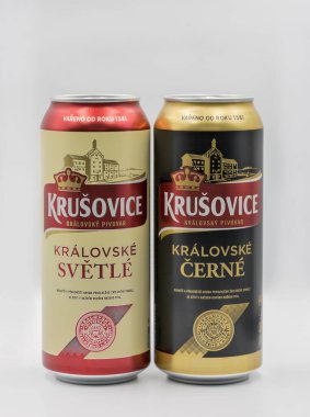 KYIV, UKRAINE - 19 Mayıs 2020: Krusovice Çek koyu ve açık bira kutularının stüdyo çekimi beyaz arka plana yakın çekim. Çek Cumhuriyeti dünyada kişi başına düşen en yüksek bira tüketimine sahiptir..