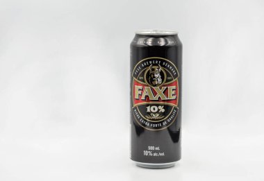KYIV, UKRAINE - 19 Mayıs 2020: Faxe Danimarka birası beyaz arka plana yaklaşabilir. Faxe ya da Fakse, Danimarka 'nın doğu kesiminde, Zealand adasında bir şehirdir..