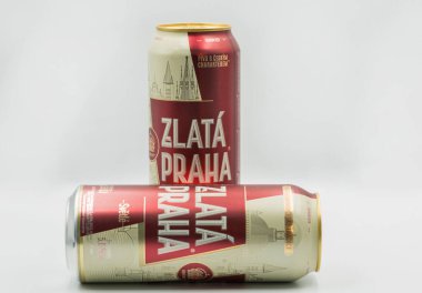 KYIV, UKRAINE - 19 Mayıs 2020: Zlata Praha Çek bira kutularının stüdyo çekimi beyaz arka plana yakın çekim. Çek Cumhuriyeti dünyada kişi başına düşen en yüksek bira tüketimine sahiptir..