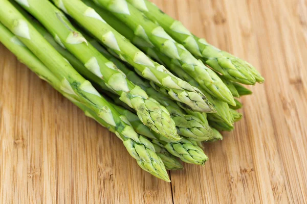 Tumpukan Asparagus Mulai Tertutup Pada Latar Belakang Kayu Berkarat Tampilan — Stok Foto