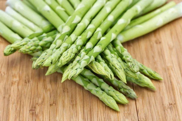 Cumulo Germogli Asparagi Primo Piano Sfondo Legno Rustico Vista Dall — Foto Stock