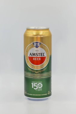 KYIV, UKRAINE - Haziran 06, 2020: Bira Amstel beyaz arka plana yakın çekim yapabilir. Amstel 1870 yılında Amsterdam 'da kurulan bir Hollanda bira fabrikasıdır. Heineken International tarafından 1968 yılında devralındı..