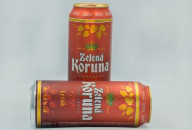 KYIV, UKRAINE - Haziran 06, 2020: Çek hafif bira birası Zelena Koruna veya Yeşil Crown kutuları beyaz arka plana yakın çekim, ön plana odaklan. Bohemya bölgesinden bir bira..