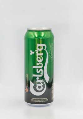 KYIV, UKRAINE - Haziran 06, 2020: Carlsberg Danimarka birası beyaz arka plana yakın çekim yapabilir. Carlsberg, Carlsberg Group 'un 155 markadan oluşan portföyündeki en önemli bira markasıdır..
