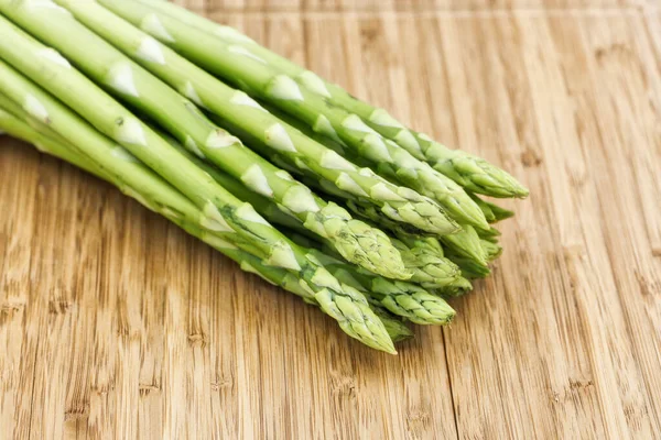 Cumulo Germogli Asparagi Primo Piano Sfondo Legno Rustico Vista Dall — Foto Stock