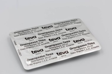 KYIV, UKRAINE - 28 Mayıs 2020: Gastroenteroloji jenerik ilaç Omeprazole Yazan TEVA su toplayıcısı beyaz üzerine yakın plan. Teva Pharmaceuticals, ABD 'li bir İsrail firması..