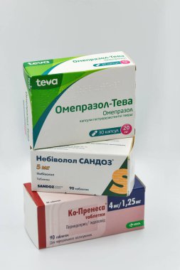 KYIV, UKRAINE - 28 Mayıs 2020: Perindopril, indapamide, nebivolol ve omeprazole kutularına yakın antihipertansif ve gastroenterik ilaçlar.