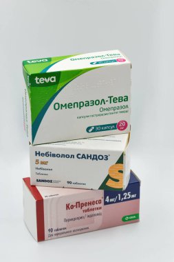 KYIV, UKRAINE - 28 Mayıs 2020: Perindopril, indapamide, nebivolol ve omeprazole kutularına yakın antihipertansif ve gastroenterik ilaçlar.