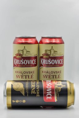 KYIV, UKRAINE - 19 Mayıs 2020: Krusovice Çek koyu ve açık bira kutularının stüdyo çekimi beyaz arka plana yakın çekim. Çek Cumhuriyeti dünyada kişi başına düşen en yüksek bira tüketimine sahiptir..