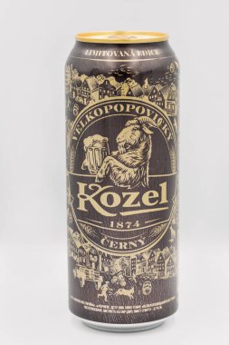 KYIV, UKRAINE - 19 Mayıs 2020: Velkopopovicky Kozel Çek birasının stüdyo çekimi beyaz arka plana yakın çekim yapabilir. Çek Cumhuriyeti dünyada kişi başına düşen en yüksek bira tüketimine sahiptir..