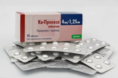 KYIV, UKRAINE - 28 Mayıs 2020: KRKA 'dan antihipertansif ilaç co-Prenessa, genel perindopril ve indapamide kutusu ve beyaza karşı su toplaması. Krka uluslararası bir ilaç şirketi..