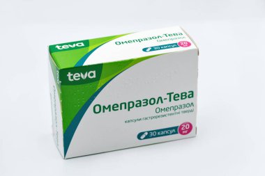 KYIV, UKRAINE - 28 Mayıs 2020: Gastroenteroloji jenerik ilaç Omeprazole by TEVA, box off on white. Teva Pharmaceuticals, ABD 'li bir İsrail firması..