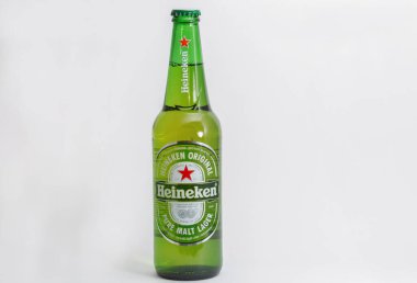 KYIV, UKRAINE - 17 Haziran 2020: Heineken bira şişesi beyaz arka plana yakın çekim. Heineken N.V., Gerard Adriaan Heineken tarafından 1864 yılında Amsterdam 'da kurulan Alman bira şirketi..