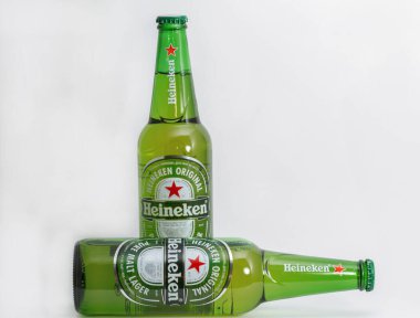 KYIV, UKRAINE - 17 Haziran 2020: Heineken bira şişeleri beyaz arka plana yakın çekim. Heineken N.V., Gerard Adriaan Heineken tarafından 1864 yılında Amsterdam 'da kurulan Alman bira şirketi..