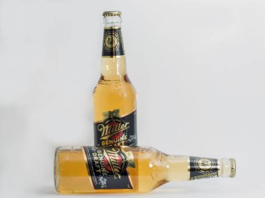 KYIV, UKRAINE - 17 Haziran 2020: Miller Gerçek Bira Şişeleri beyaz arka plana yakın çekim. Miller Bira Şirketi merkezi Milwaukee, Wisconsin 'de bulunan bir bira şirketidir..