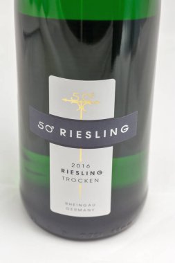 KIEV, UKRAINE - 11 Kasım 2018: Alman 50 Riesling şişe etiketi beyaz arka plana yakın plan. Rheingau bölgesi Almanya 'nın en önemli şarap yetiştirme bölgelerinden biridir..