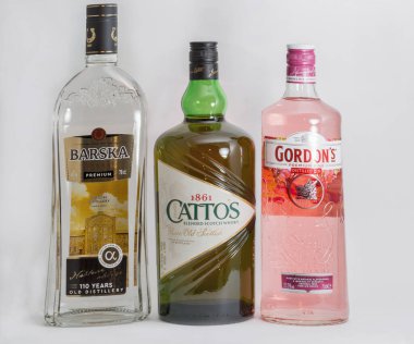 KIEV, UKRAINE - 17 Haziran 2020: Sert alkollü şişeler - James Catto 'nun karıştırılmış viskisi, Litvanya Barska Premium votkası, Gordon' un premium pembe cini - beyaz arka plana karşı.