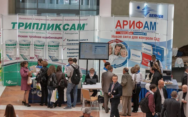Kyiv Ukraine September 2014 Människor Besöker Servier Franska Läkemedelsföretag Monter — Stockfoto