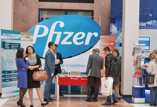 Kyiv Ukraine September 2014 Människor Besöker Pfizer Amerikanska Läkemedelsföretag Monter — Stockfoto