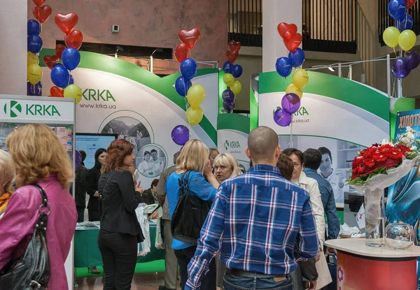 Kyiv Ucrania Septiembre 2014 Gente Visita Stand Compañía Farmacéutica Genéricos —  Fotos de Stock