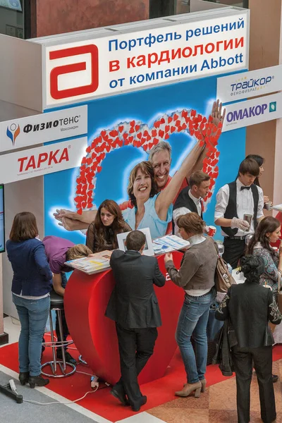 Kyiv Ukraine Setembro 2014 Pessoas Visitam Estande Empresa Farmacêutica Americana — Fotografia de Stock