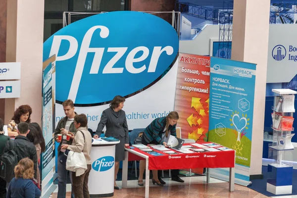 Kyiv Ukraine September 2014 Människor Besöker Pfizer Amerikanska Läkemedelsföretag Monter — Stockfoto