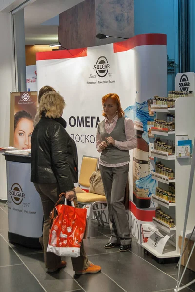 KYIV, UKRAINE - SEPTEMBER 24, 2014: İnsanlar Olympiyskiy Center 'daki XV Ulusal Kardiyoloji Kongresi' nde Nature 's Bounty Co.' nun Solgar American gıda destek ve vitamin şirketini ziyaret ediyor.