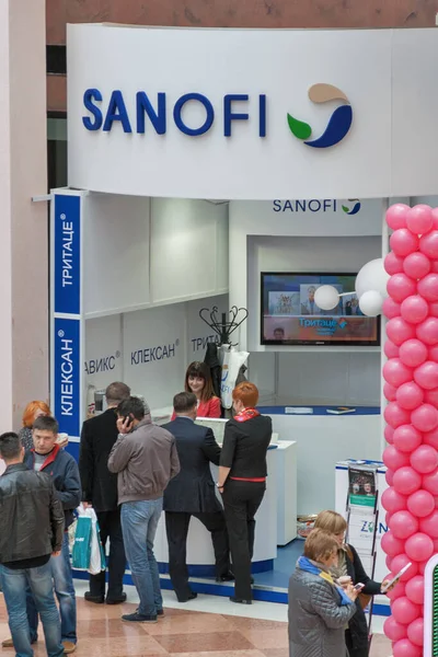 Kyiv Ukraine September 2014 Mensen Bezoeken Sanofi Franse Farmaceutische Bedrijf — Stockfoto