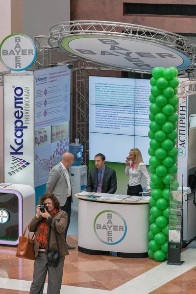 Kyiv Ukraine September 2014 Människor Besöker Bayer Tyska Läkemedelsföretag Monter — Stockfoto