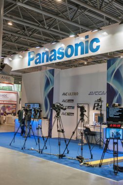 KYIV, UKRAINE - 21 Mayıs 2015: Panasonic profesyonel video kamera standı TV ve Uluslararası ACCO Uluslararası AK Radyosu Fuarı. Bu, Ukrayna 'nın ana yıllık medya sanayi konferansı..
