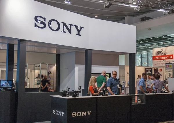 Kyiv Ucraina Maggio 2015 Persone Visitano Stand Videocamere Professionali Sony — Foto Stock