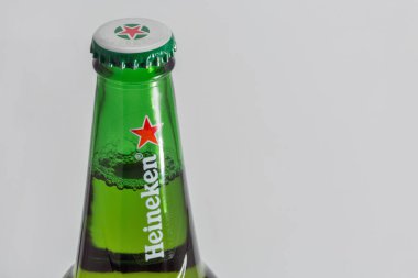 KYIV, UKRAINE - 17 Haziran 2020: Heineken bira şişesi boynu beyaz arka plana yakın çekim. Heineken N.V., Gerard Adriaan Heineken tarafından 1864 yılında Amsterdam 'da kurulan Alman bira şirketi..