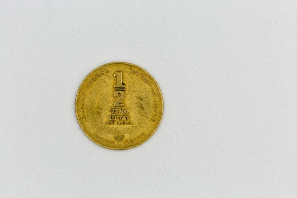 Современные Израильские Монеты Половина Шекеля Используется Крупным Планом Белом Фоне — стоковое фото