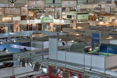 KYIV, UKRAINE - Şubat 08, 2018: Kyiv Moda 2018, KyivExpoPlaza Sergi Merkezi. Bu Ukrayna moda endüstrisinin ana b2b etkinliğidir..