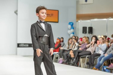 KYIV, UKRAINE - Şubat 09, 2018: Kyiv Moda 2018 'deki KyivExpoPlaza sergi merkezinde küçük, güzel bir çocuk modeli. Bu Ukrayna moda endüstrisinin ana b2b etkinliğidir..