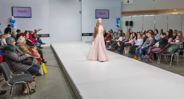 Kyiv Ucrania Febrero 2018 Moda Joven Adolescente Hermosa Modelo Kiev —  Fotos de Stock