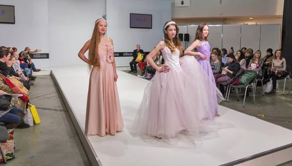 Kyiv Ucrania Febrero 2018 Muchachas Moda Adolescentes Hermosas Modelos Kiev — Foto de Stock