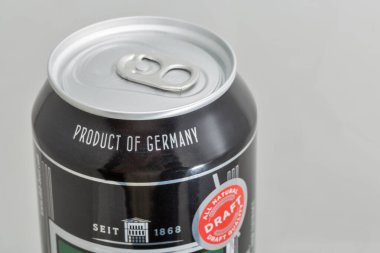 KYIV, UKRAINE - 31 Aralık 2019: DAB koyu Alman birası beyaz arkaplana yaklaşabilir. Dortmunder Actien Brauerei, Almanya 'nın Dortmund şehrinde 1868 yılında kurulan bira fabrikası..