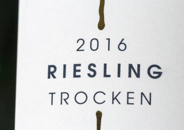 KIEV, UKRAINE - 11 Kasım 2018: Alman 50 Riesling şişe etiketi. Rheingau bölgesi Almanya 'nın en önemli şarap yetiştirme bölgelerinden biridir..