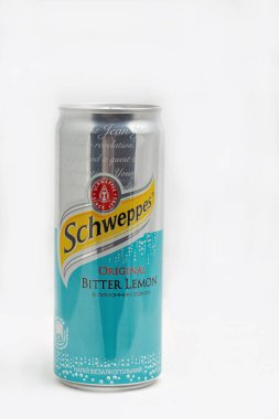 KYIV, UKRAINE - 31 Aralık 2019: Schweppes Bitter Lemon Schweppes tüm dünyada satılan bir İsviçre meşrubat markasıdır..