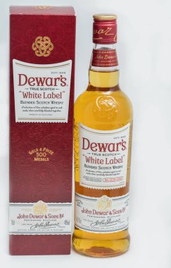 KIEV, UKRAINE - 11 Kasım 2018: Dewar 's White Label karıştırılmış viski şişesi ve beyaza karşı kapalı kutu. Dewar 'ın viskileri 20' den fazla ülkede 400 'den fazla ödül ve madalya kazandı..