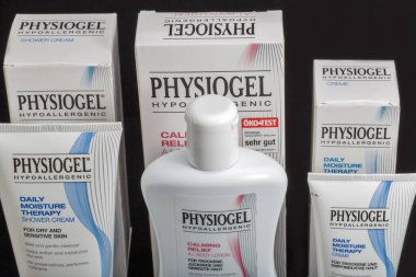 KYIV, UKRAINE - 28 Mart 2020: Physiogel hipoalerjenik dermo kozmetik siyah arka plana yakın çekim. Physiogel, İngiliz cilt bakım ürünleri üreticisi..