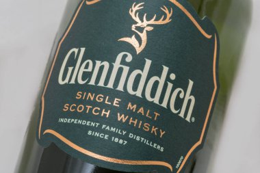 KYIV, UKRAINE - 17 Ağustos 2019: bir şişe Glenfiddich viskisi beyaza karşı tek malt viski. Glenfiddich, Galce 'de' Geyik Vadisi 'anlamına gelir, şişedeki geyik sembolünün nedeni.