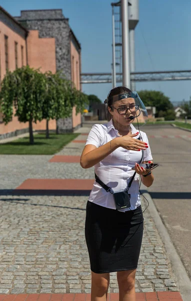 Shabo Ukraine Června 2010 Mladá Dívka Lékařské Antivirové Masce Provádí — Stock fotografie