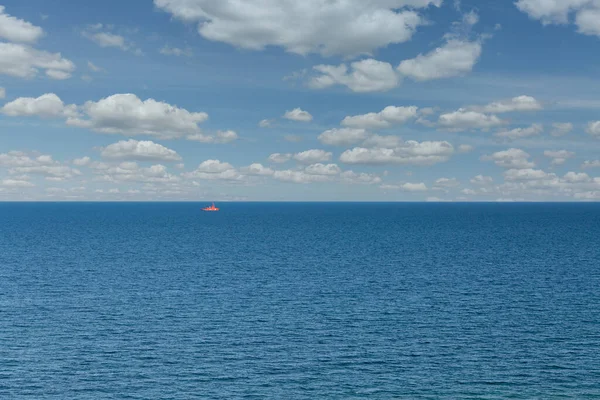 Непризнанный Корабль Свр Спасательный Корабль Открытом Море Большом Расстоянии Черное — стоковое фото