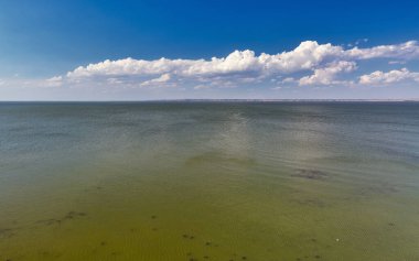 Ukrayna 'daki Bilhorod-Dnistrovskyi Estuary manzarası. Uzaktaki Ovidiopol kasabası.