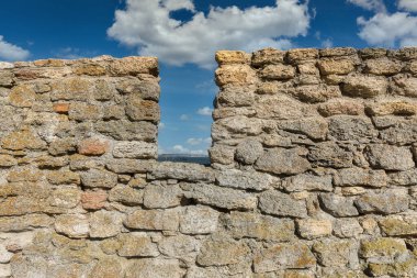 Antik Bilhorod-Dnistrovskyi ya da Ukrayna 'daki nehir kıyısındaki Akkerman kalesinin duvarları.