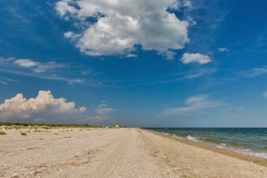 Prymorske, Ukrayna yakınlarındaki vahşi sahil manzarası. Tuna Deltası yakınlarındaki Karadeniz ve Tuna biyosfer rezervi.