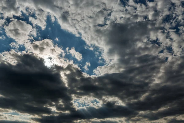 Céu Com Nuvens Cobre Sol Rapidamente Raios Luz — Fotografia de Stock