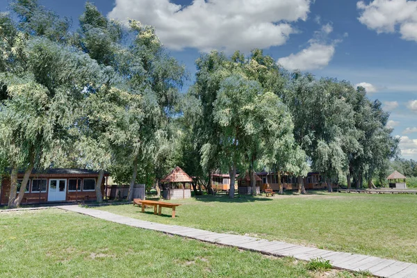 Modernas Casas Recreativas Madera Orilla Del Río Río Danubio Ucrania — Foto de Stock